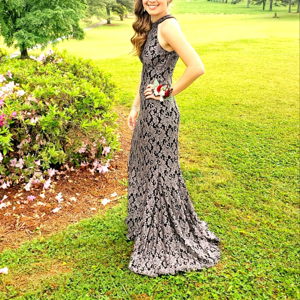 Stunning and Exquisite Lace Evening gown.